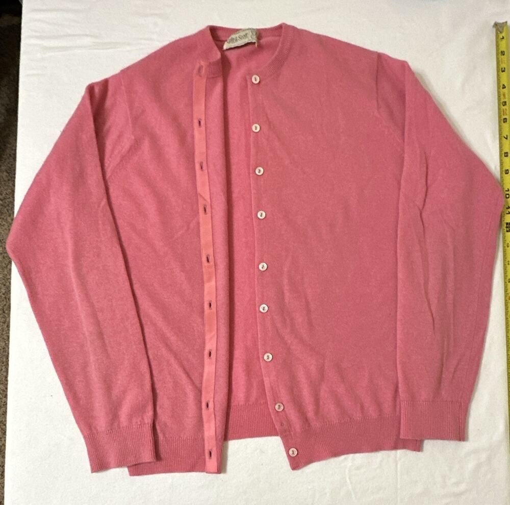 Lyle & Scott Women's Pink 100% Cashmere Solid Knit Button Cardigan. No size tag